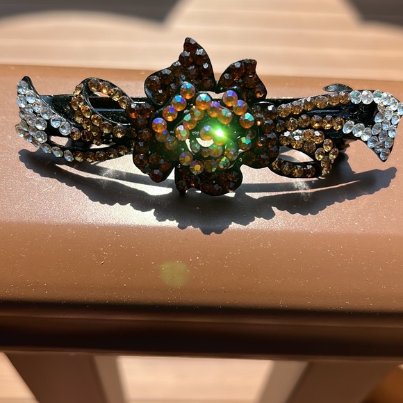 Worn to special event once gorgeous crystal hair clip. Flower and ribbon design - Picture 9 of 9